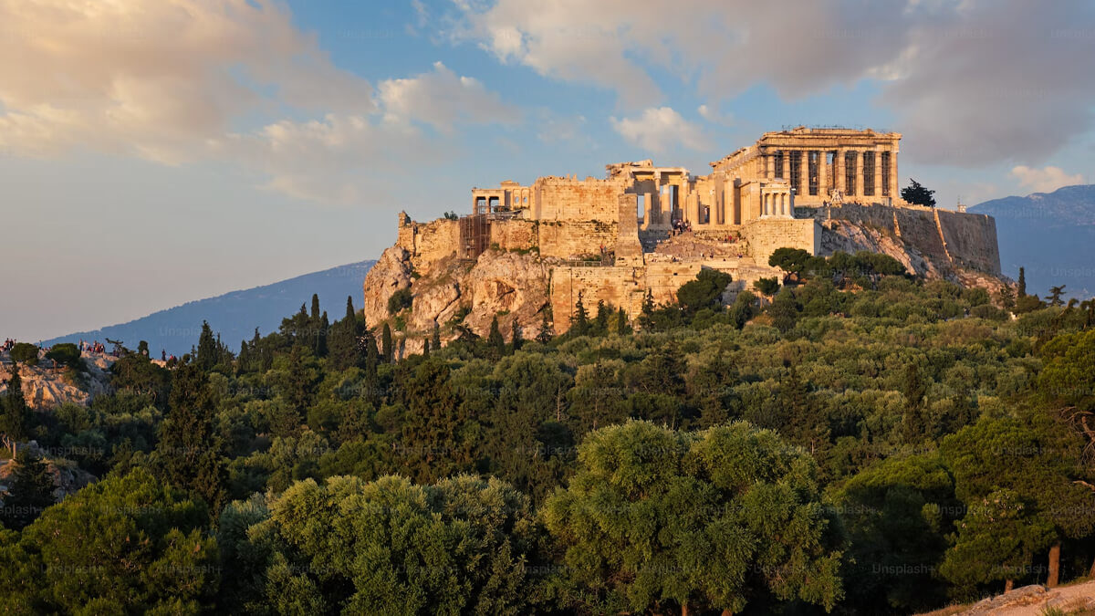 o icônico Templo do Partenon na Acrópole de Atenas, visto da Colina Philopappos ao pôr do sol. Atenas
