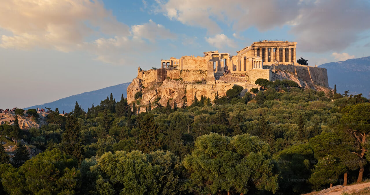 o icônico Templo do Partenon na Acrópole de Atenas, visto da Colina Philopappos ao pôr do sol. Atenas